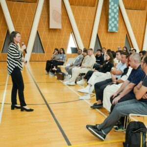 Discours devant parterre de personnes assises