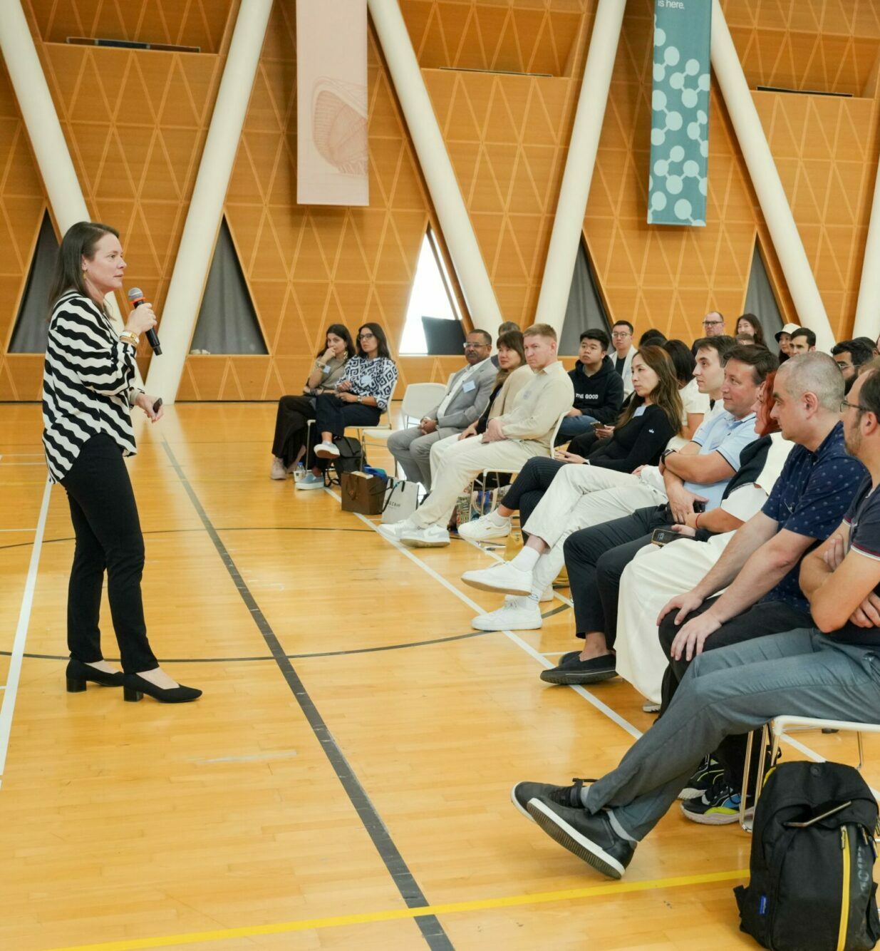 Discours devant parterre de personnes assises